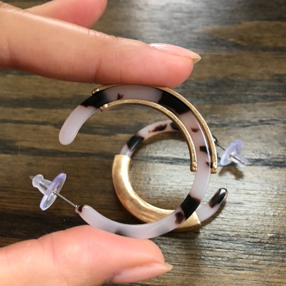 Tortoise Resin and Gold Hoops - Picture 4 of 5